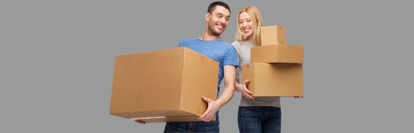 Imagen de dos personas con paquetes en sus manos